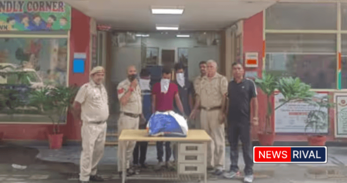 दिल्ली पुलिस द्वारा करोड़ों की चोरी के मामले में गिरफ्तार किए गए आरोपी