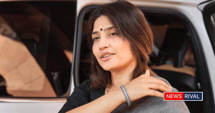डिंपल यादव ने योगी सरकार के फैसले का विरोध करते हुए डीएम को पत्र भेजा
