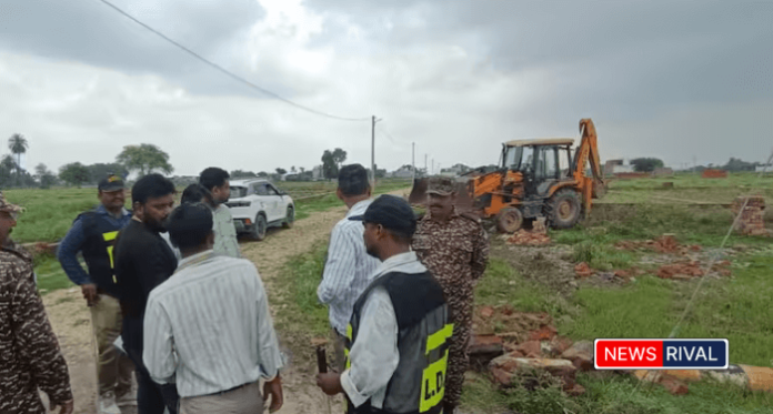 एलडीए का बुल्डोजर लखनऊ के गोसाईंगंज क्षेत्र में अवैध प्लॉटिंग हटाते हुए