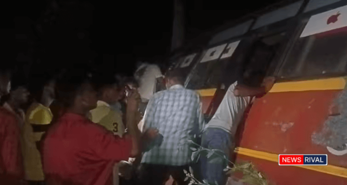 अलीगढ़ में बस और ट्रैक्टर की जोरदार भिड़ंत