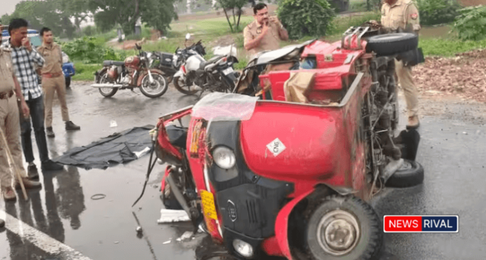 आगरा सड़क हादसे में क्षतिग्रस्त ऑटो, तीन की मौके पर मौत