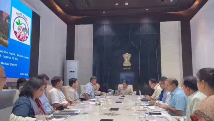 दिल्ली की मुख्यमंत्री रेखा गुप्ता जलभराव की समस्या पर अधिकारियों को सख्त निर्देश