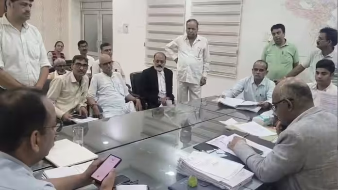 बागपत से कानपुर तक 435 किमी का सफर तय कर पहुंचा व्यक्ति, डीएम से लगाई न्याय की गुहार
