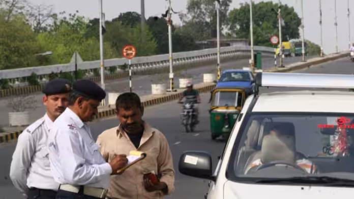 कांवड़ यात्रा के दौरान वैकल्पिक मार्ग का उपयोग करते वाहन, बैरिकेडिंग और ट्रैफिक पुलिस की मौजूदगी